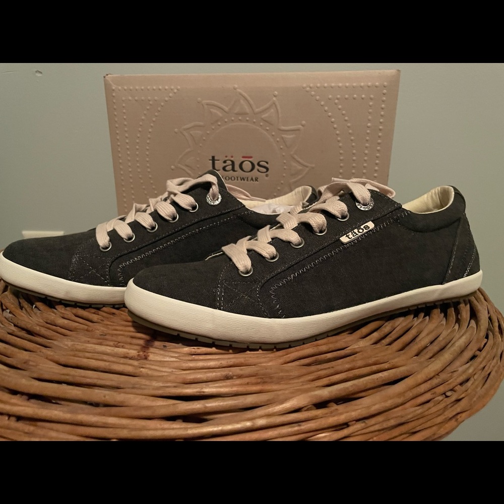 Taos Women’s size 9 canvas shoes
